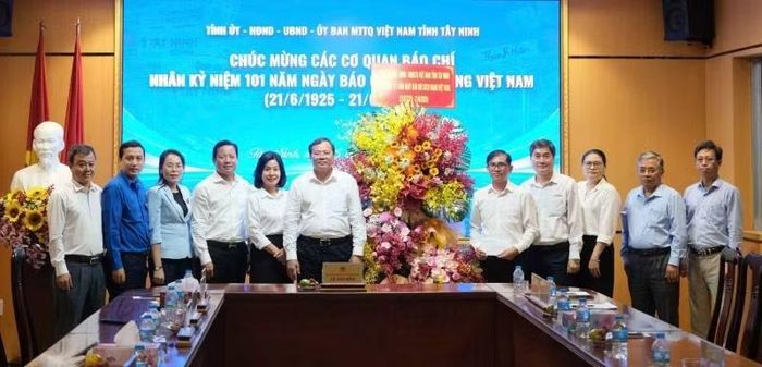 Chủ tịch Ủy ban nhân dân tỉnh Tây Ninh Lê Văn Hẳn cùng lãnh đạo các sở, ban, ngành của tỉnh đến thăm, chúc mừng các Cơ quan báo chí trên địa bàn tỉnh nhân kỷ niệm 101 năm Ngày Báo chí Cách mạng Việt Nam.