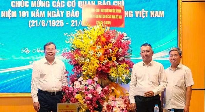 Chủ tịch Ủy ban nhân dân tỉnh Tây Ninh Lê Văn Hẳn tặng hoa chúc mừng Văn phòng thường trú Báo Nhân Dân tại Tây Ninh.