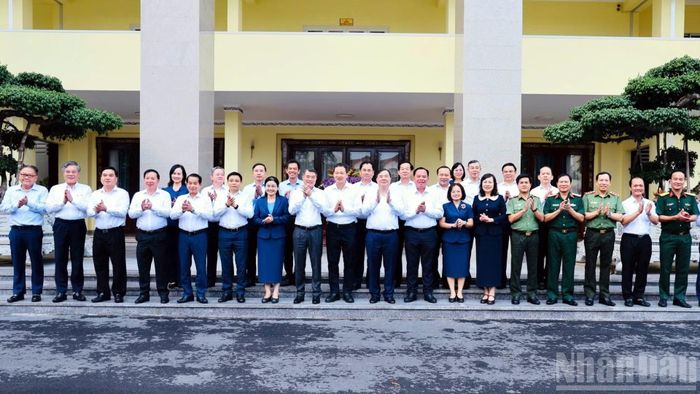 Thủ tướng Lê Minh Hưng, cùng các thành viên Đoàn công tác Chính phủ và lãnh đạo thành phố Đồng Nai.