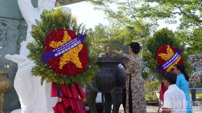  Đại diện chính quyền địa phương, các tổ chức chính trị xã hội làm lễ dâng hương trước khi tiến hành. 