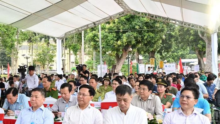 Các đại biểu tham dự lễ mít-tinh.