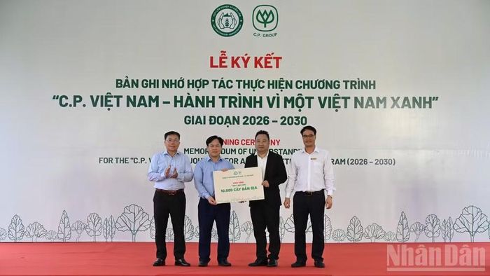 Công ty C.P. Việt Nam đã trao tặng 10.000 cây giống lâm nghiệp chịu hạn, có khả năng giữ đất cho quân và dân tỉnh Lạng Sơn.