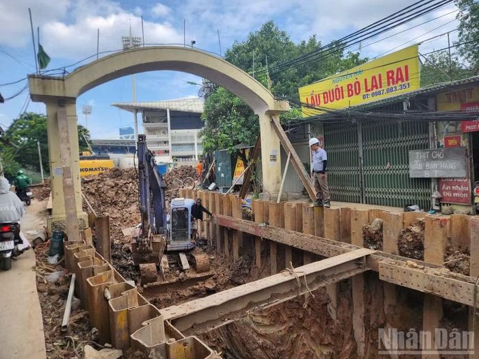 Cán bộ, công nhân thi công dự án chống úng ngập làm việc khẩn trương trong điều kiện thời tiết bất lợi.