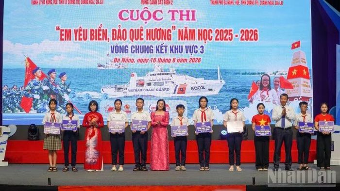 Ban tổ chức đã trao 10 suất học bổng tặng các em học sinh có hoàn cảnh khó khăn.