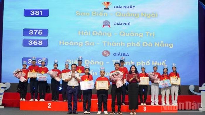Ban tổ chức đã trao giải Nhất Cuộc thi “Em yêu biển, đảo quê hương” năm học 2025-2026 cho đội Sao Biển của tỉnh Quảng Ngãi.
