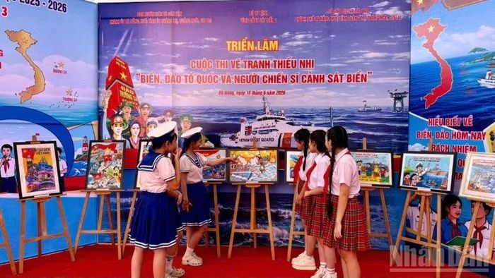 Các em học sinh tham quan Triển lãm cuộc thi vẽ tranh thiếu nhi "Biển, đảo Tổ quốc và người chiến sĩ Cảnh sát biển".
