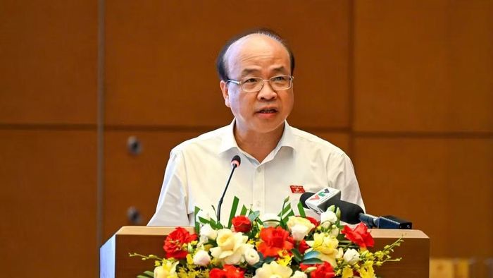 Chủ nhiệm Ủy ban Pháp luật và Tư pháp Phan Chí Hiếu trình bày báo cáo tại hội nghị. (Ảnh: DUY LINH)