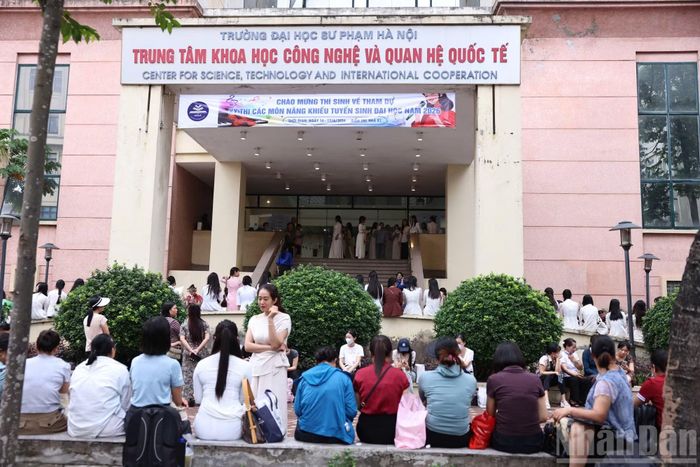 Các thí sinh đến tham dự kỳ thi các môn năng khiếu tuyển sinh đại học của Trường đại học Sư phạm Hà Nội sáng 16/6