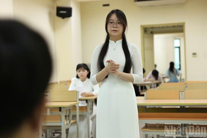 Thí sinh trong phòng thi thực hiện bài thi năng khiếu