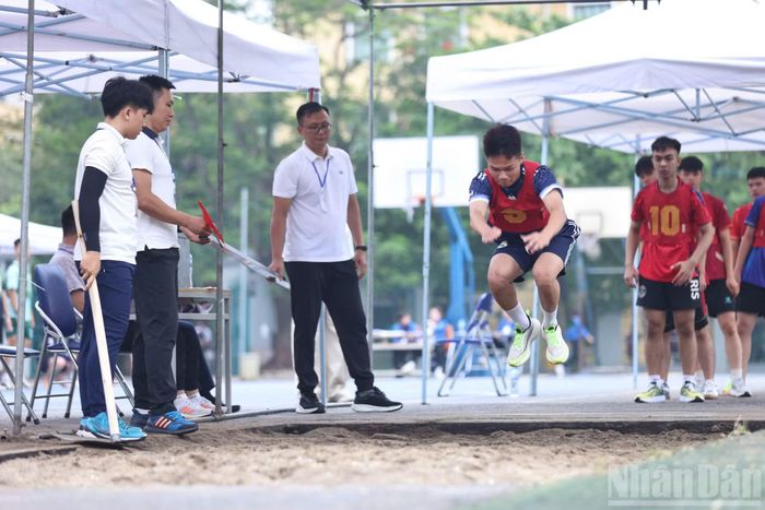 Với phần thi Bật xa tại chỗ, mỗi thí sinh được bật nhảy hai lần, lấy thành tích cao nhất.
