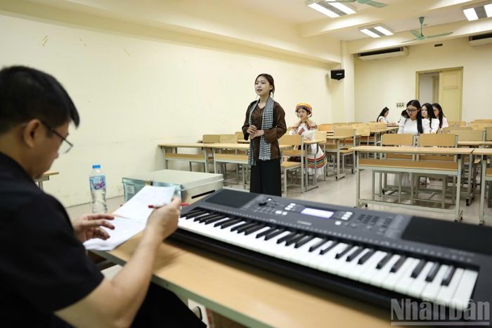 Thí sinh được hướng dẫn nên mặc trang phục phù hợp với nội dung thi. Nhiều thí sinh đã có sự chuẩn bị chu đáo cho trang phục trong phần thi của mình.