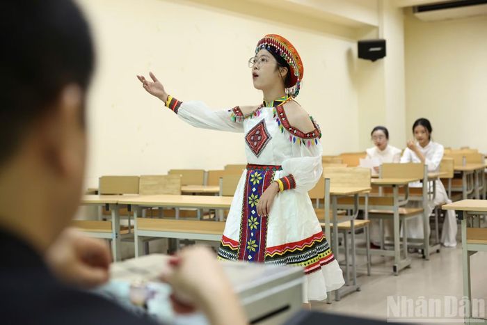 Thí sinh dự thi năng khiếu tuyển sinh đại học của Trường đại học Sư phạm Hà Nội. (Ảnh: ĐẠI THẮNG)