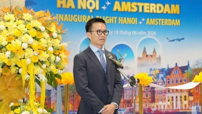 Phó Tổng Giám đốc Vietnam Airlines Nguyễn Quang Trung phát biểu.