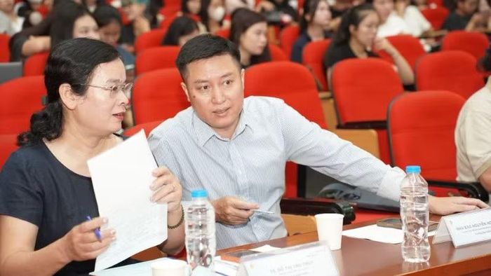 Ban giám khảo làm việc công tâm để mang đến những trải nghiệm quý giá cho sinh viên.