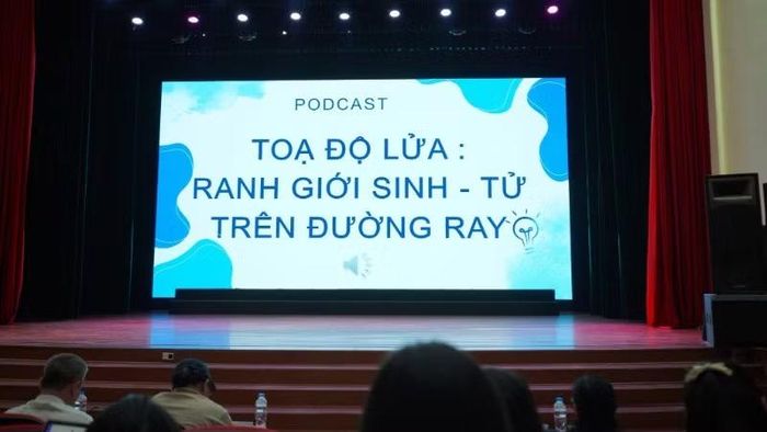 Bên cạnh đó là nhiều đề tài mang tính thời sự.