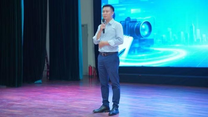 Nhà báo Nguyễn Hoàng Nhật, Phó trưởng Ban Nhân Dân điện tử giữ vai trò Trưởng Ban giám khảo.