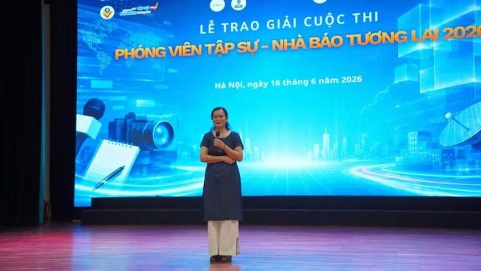 Tiến sĩ Đỗ Thị Thu Thủy, Trưởng khoa Viết văn-Báo chí, Trường đại học Văn hóa Hà Nội phát biểu tại cuộc thi.
