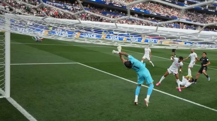 Tuyển thủ Iran sút tung lưới của New Zealand. (Ảnh: FIFA)