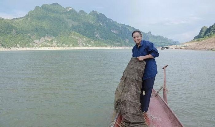 Mỗi ngày, người đàn ông dân tộc Dao ở thôn Huổi Lóng đều đi buông lưới bắt cá trên sông Đà để có thêm nguồn thu cho gia đình.