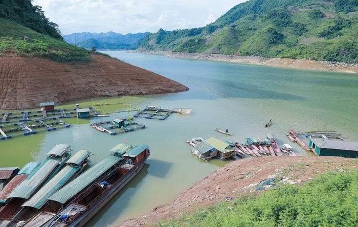 Bình yên bên bến thuyền Huổi Lóng...