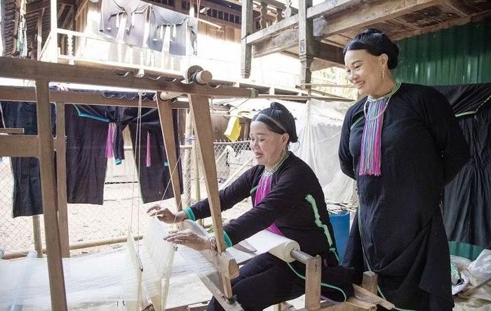 Phụ nữ dân tộc Dao miệt mài bên khung cửi...