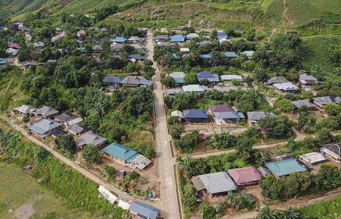 Một góc thôn Huổi Lóng bên dòng Đà giang.