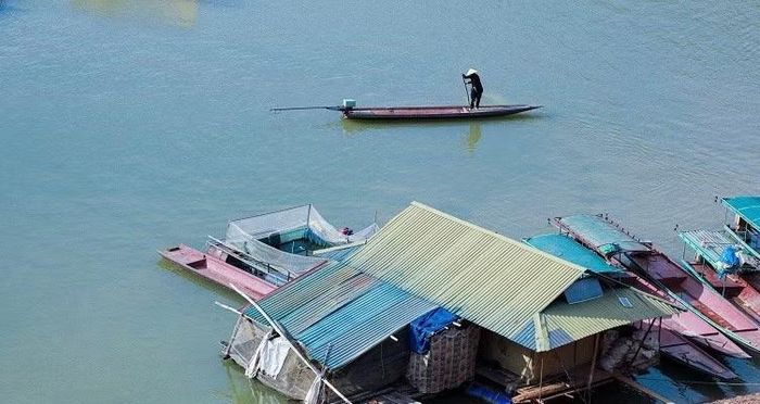 Từng chiếc thuyền nhỏ lặng trôi trên lòng sông đưa người đi bắt cá chính là nhịp sống mỗi ngày của người Dao nơi đây.