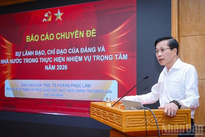 Phó Giáo sư, Tiến sĩ Hoàng Phúc Lâm báo cáo chuyên đề tại hội nghị. (Ảnh: BẢO LONG)