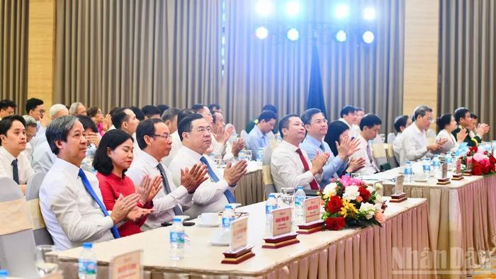  Các đồng chí lãnh đạo, đại biểu tham dự lễ kỷ niệm. (Ảnh: THANH GIANG) 