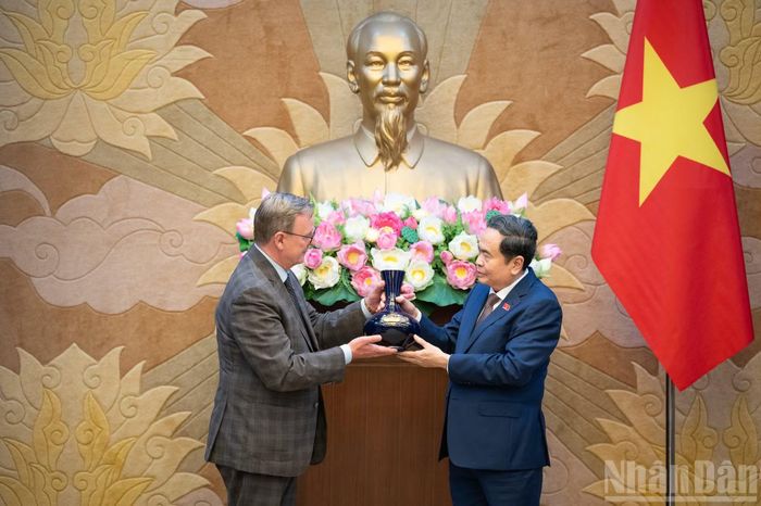 Chủ tịch Quốc hội Trần Thanh Mẫn trao quà lưu niệm tặng Phó Chủ tịch Quốc hội Cộng hòa Liên bang Đức Bodo Ramelow.
