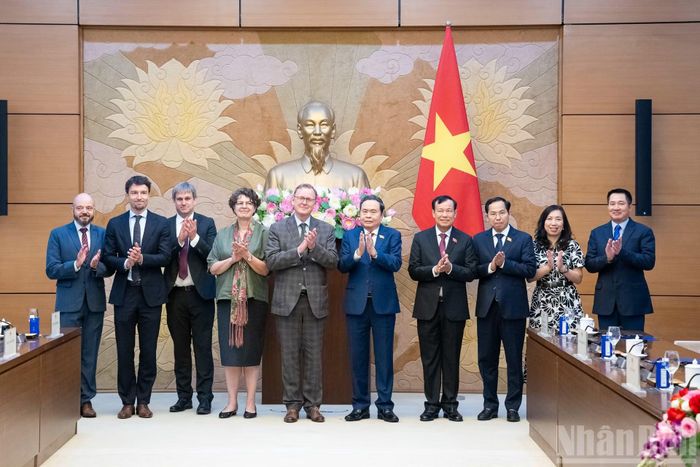 Chủ tịch Quốc hội Trần Thanh Mẫn và Phó Chủ tịch Quốc hội Cộng hòa Liên bang Đức Bodo Ramelow với đại biểu hai nước.