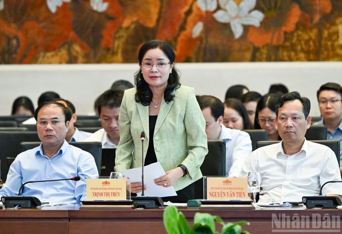 Thứ trưởng Văn hóa, Thể thao và Du lịch Trịnh Thị Thủy tham luận tại hội nghị. (Ảnh: DUY LINH)