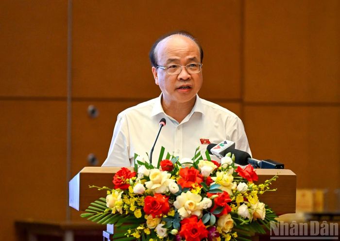 Chủ nhiệm Ủy ban Pháp luật và Tư pháp Phan Chí Hiếu trình bày một số nội dung cơ bản của Đề án, Kế hoạch số 64-KH/UBTVQH16. (Ảnh: DUY LINH)