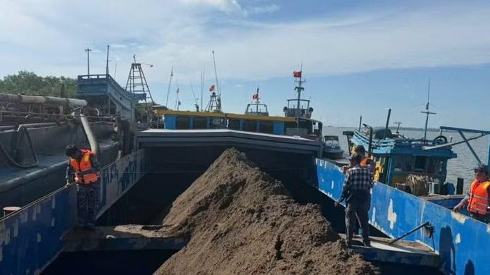 Phương tiện vận chuyển cát trái phép bị lực lượng Bộ đội Biên phòng bắt giữ.