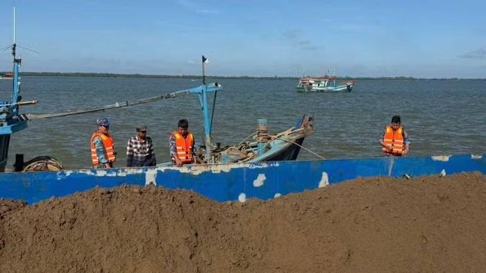Lực lượng Bộ đội Biên phòng tỉnh Vĩnh Long liên tục phát hiện các phương tiện vận chuyển cát trái phép.