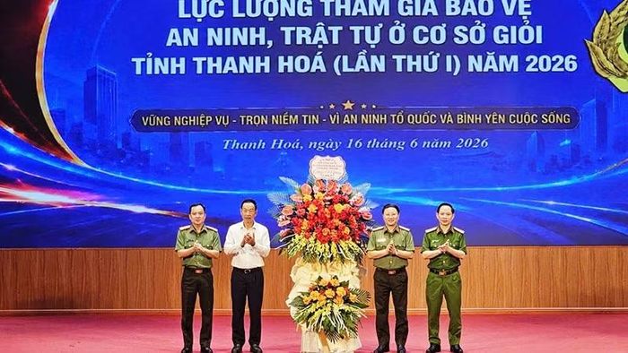 Đại diện Bộ Công an tặng hoa chúc mừng hội thi.