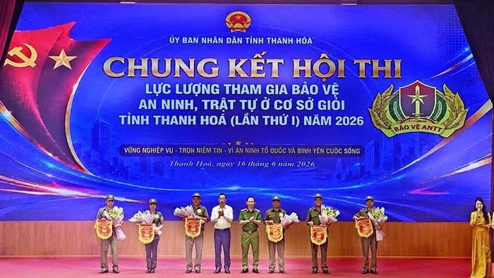 Ban Tổ chức tặng cờ cho các đội dự thi Chung kết Hội thi lực lượng tham gia bảo vệ an ninh, trật tự ở cơ sở giỏi.