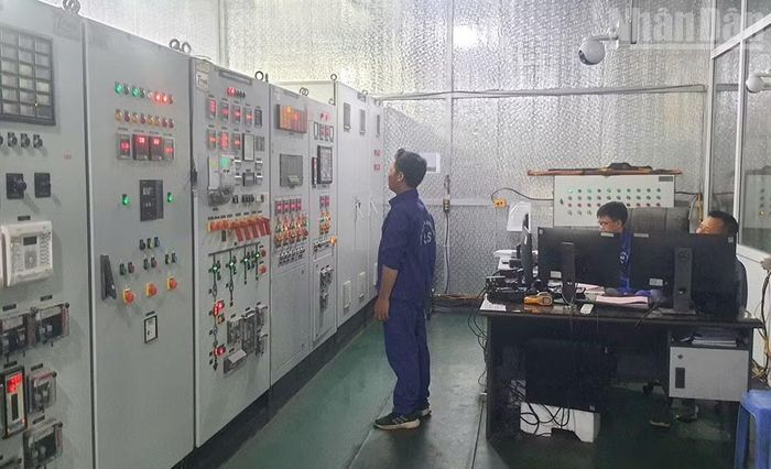 Cán bộ phòng điều khiển điện trung tâm 2 của Công ty cổ phần mía đường Sơn La theo dõi hoạt động Turbine phát điện 9MW 5 được sử dụng từ bã mía làm nhiên liệu đốt.