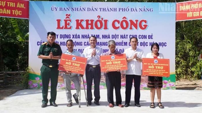 Ban tổ chức trao hỗ trợ cho các gia đình thuộc diện xóa nhà tạm, nhà dột nát cho đối tượng là con đẻ của người hoạt động kháng chiến bị nhiễm chất độc hóa học.