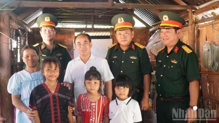 Lãnh đạo thành phố thăm, động viên các gia đình.