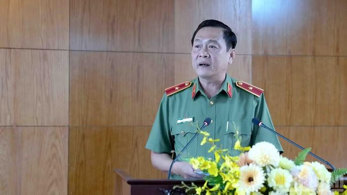 Thiếu tướng Hồ Việt Triều, Giám đốc Công an tỉnh Cà Mau trình bày báo cáo tham luận tại hội nghị.