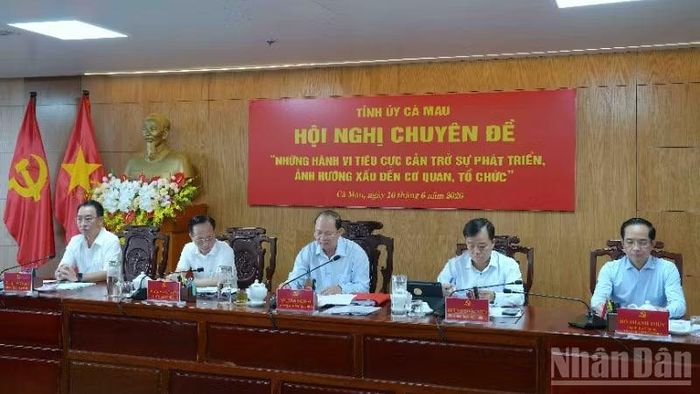Các đồng chí Thường trực Tỉnh ủy Cà Mau chủ trì hội nghị chuyên đề về công tác phòng, chống tiêu cực.