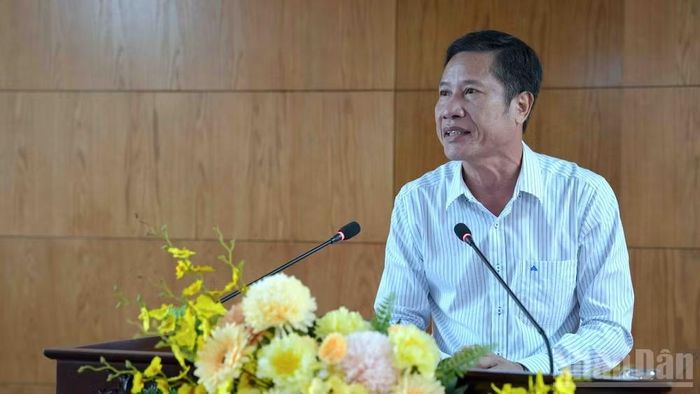 Đồng chí Trần Hữu Phước, Trưởng Ban Nội chính Tỉnh ủy Cà Mau trình bày báo cáo của Tỉnh ủy Cà Mau về công tác phòng, chống tiêu cực.