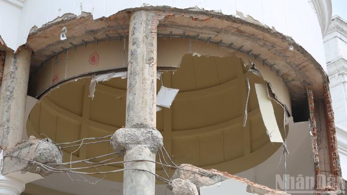 Khối nhà bê-tông vững chắc được tháo dỡ.