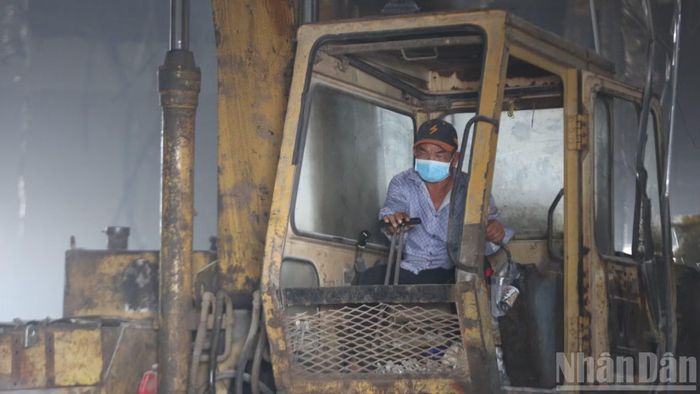 Huy động máy cẩu vào bên trong khu tòa nhà để tháo dỡ phần la phông, hệ thống máy lạnh.