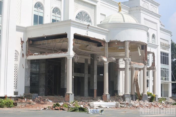 Việc tháo dỡ Khu A đang tiến hành.