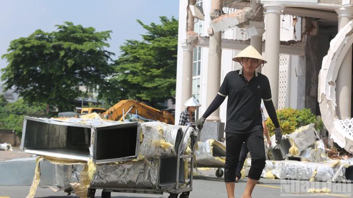 Công nhân tiến hành tháo dỡ hệ thống máy lạnh, thông gió.