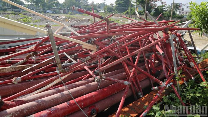Hệ thống phòng cháy, chữa cháy được tháo dỡ, tập kết ra khu vực bên ngoài.