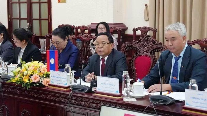 Ủy viên Bộ Chính trị, Phó Thủ tướng, Bộ trưởng Tư pháp Lào Khamphan Phommathat.