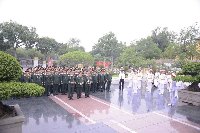Đoàn đại biểu dự Đại hội đại biểu toàn quốc Hội Cựu chiến binh Việt Nam lần thứ VIII dâng hương, dâng hoa tại Đài tưởng niệm các Anh hùng liệt sĩ trên đường Bắc Sơn (Hà Nội).